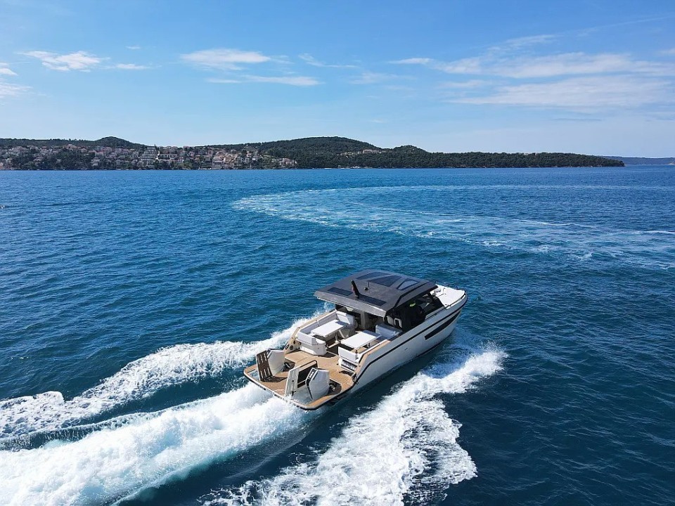 Tesoro Yachts Tesoro T38 Power Cat Lastovo