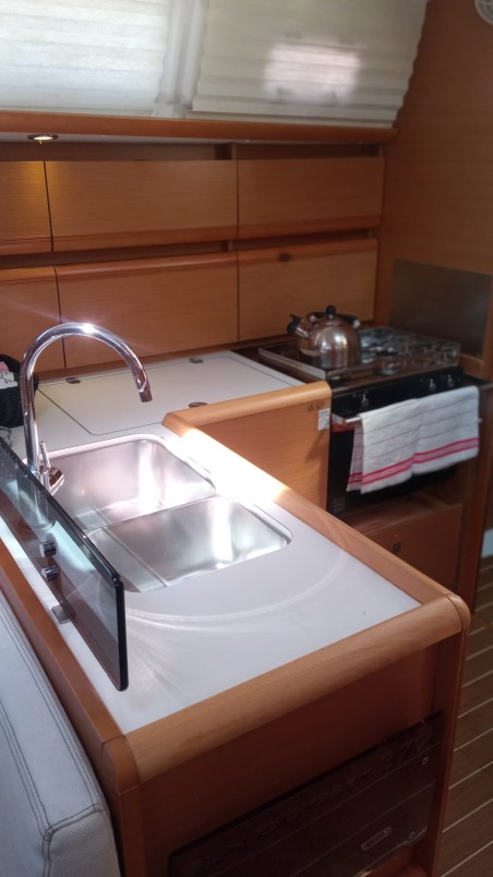 Jeanneau Sun Odyssey 379 talelli