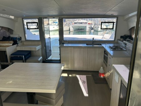 Leopard Catamarans / Robertson & Caine Leopard 434 PC Aquaholic