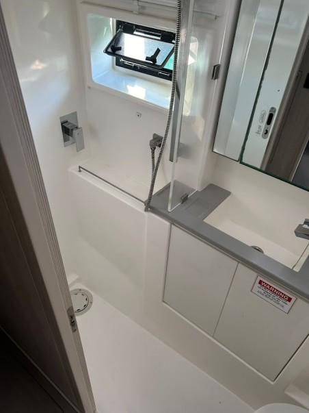 Leopard Catamarans / Robertson & Caine Leopard 434 PC Aquaholic