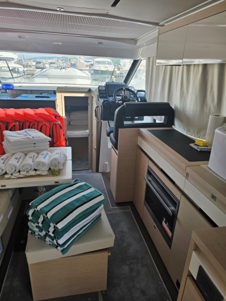 NC 37 | Czarter jachtu Chorwacja | Travelboat
