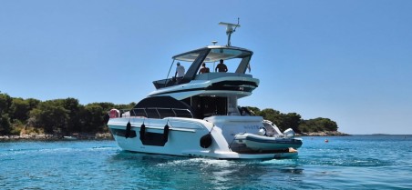 Azimut / Benetti Yachts Azimut 53 Fly White