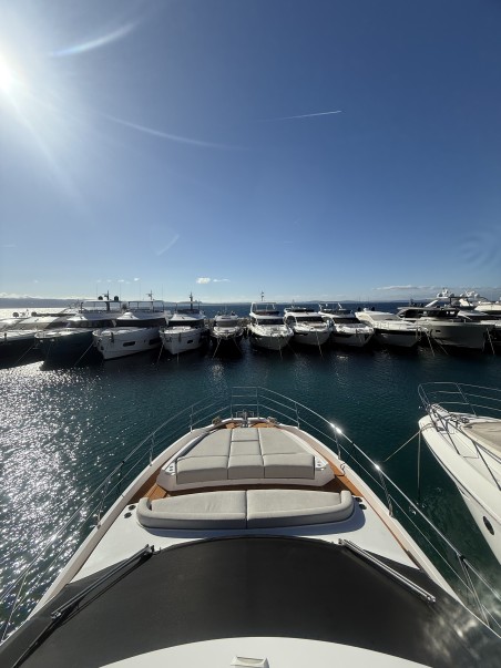 Azimut / Benetti Yachts Azimut 53 Fly White