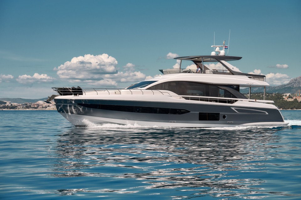 Azimut / Benetti Yachts Azimut 78 Fly - 4 + 1 cab. Viva