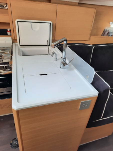 Elan Marine Elan E4 - 2 cab. Raptor