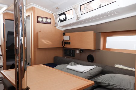 Bénéteau Oceanis 38.1 Dama