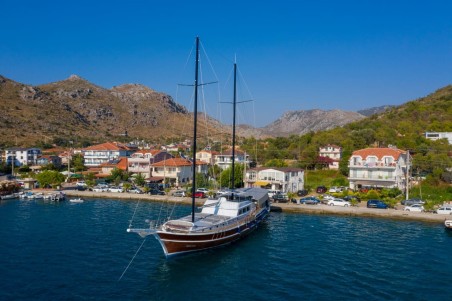 Custom Made Queen D. Queen D.