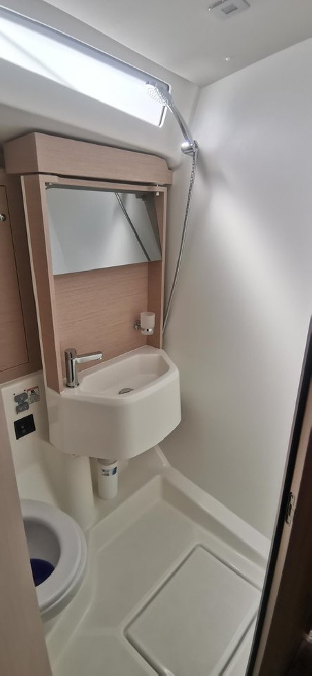 Bénéteau Oceanis 51.1 Living in sea