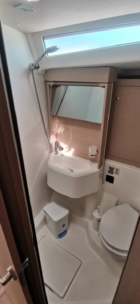 Bénéteau Oceanis 51.1 Living in sea