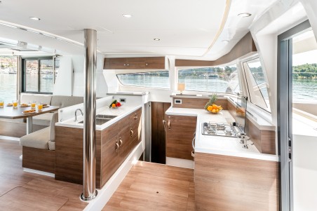 Catana Group Bali 4.2 - 4 + 1 cab. Gaming King