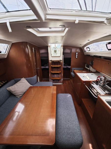 Bénéteau Oceanis 40 Violet