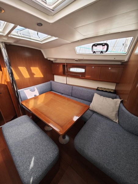 Bénéteau Oceanis 40 Violet