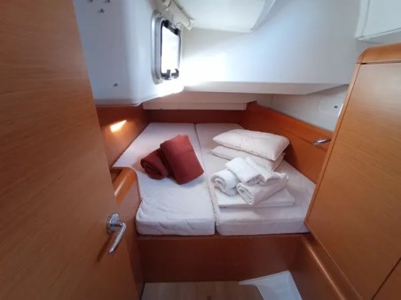 Jeanneau Sun Odyssey 439 Blue Swan